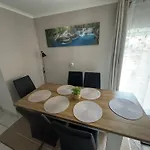 Park Kertes Haz A Park Mellett Gyoenyoeru Kilatassal Dog Friendly Garden House With A Wonderful View Next To The Park Apartment