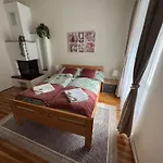 Park Kertes Haz A Park Mellett Gyoenyoeru Kilatassal Dog Friendly Garden House With A Wonderful View Next To The Park