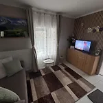 Park Kertes Haz A Park Mellett Gyoenyoeru Kilatassal Dog Friendly Garden House With A Wonderful View Next To The Park Apartment *