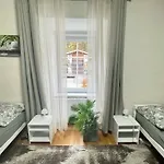 Park Kertes Haz A Park Mellett Gyoenyoeru Kilatassal Dog Friendly Garden House With A Wonderful View Next To The Park Apartment