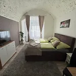 Park Kertes Haz A Park Mellett Gyoenyoeru Kilatassal Dog Friendly Garden House With A Wonderful View Next To The Park