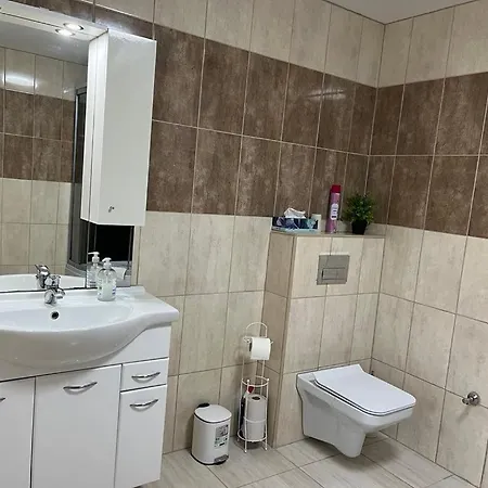 Park Apartmanhaz - Kertes Haz A Park Mellett Gyoenyoeru Kilatassal Apartment *