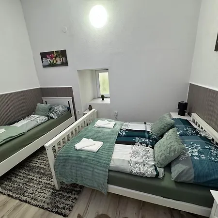 Park Apartmanhaz - Kertes Haz A Park Mellett Gyoenyoeru Kilatassal