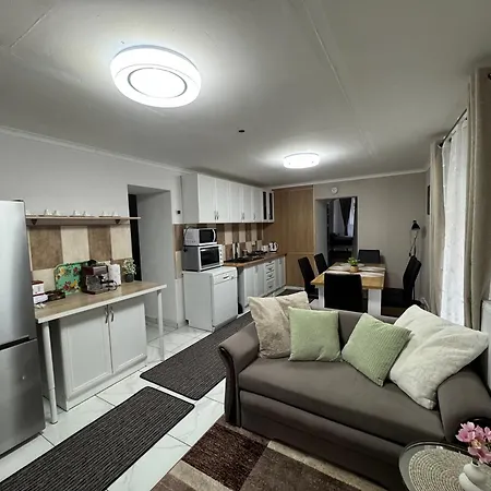 Park Apartmanhaz - Kertes Haz A Park Mellett Gyoenyoeru Kilatassal *