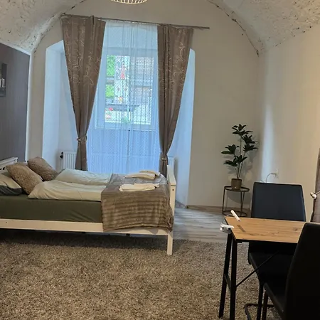 Park Apartmanhaz - Kertes Haz A Park Mellett Gyoenyoeru Kilatassal