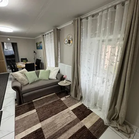 Lejlighed Park Kertes Haz A Park Mellett Gyoenyoeru Kilatassal Dog Friendly Garden House With A Wonderful View Next To The Park