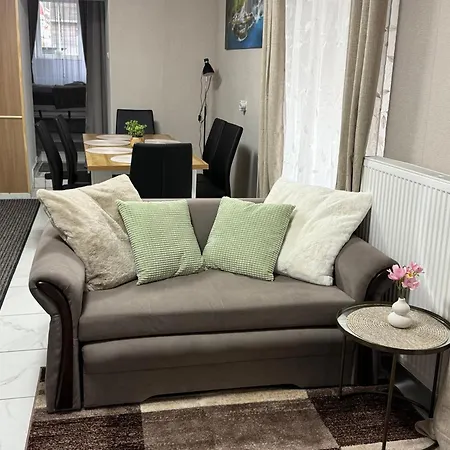 Park Apartmanhaz - Kertes Haz A Park Mellett Gyoenyoeru Kilatassal Apartment *