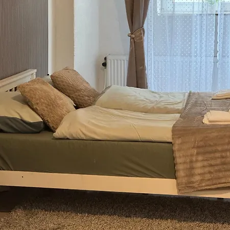 Park Apartmanhaz - Kertes Haz A Park Mellett Gyoenyoeru Kilatassal *
