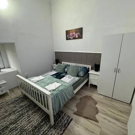 Park Apartmanhaz - Kertes Haz A Park Mellett Gyoenyoeru Kilatassal * Murau