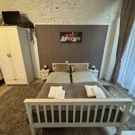Apartment Park Apartmanhaz - Kertes Haz A Park Mellett Gyoenyoeru Kilatassal *