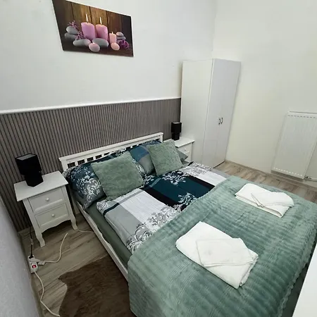 Park Kertes Haz A Park Mellett Gyoenyoeru Kilatassal Dog Friendly Garden House With A Wonderful View Next To The Park *