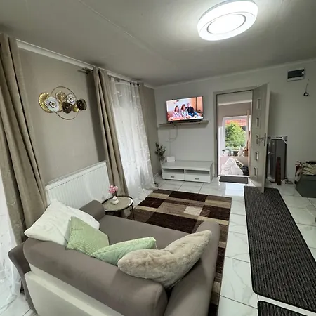 Park Apartmanhaz - Kertes Haz A Park Mellett Gyoenyoeru Kilatassal Apartment
