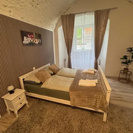Park Apartmanhaz - Kertes Haz A Park Mellett Gyoenyoeru Kilatassal * Murau