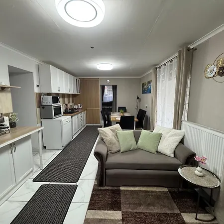 Park Apartmanhaz - Kertes Haz A Park Mellett Gyoenyoeru Kilatassal
