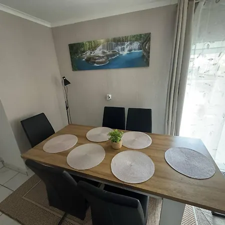 Park Kertes Haz A Park Mellett Gyoenyoeru Kilatassal Dog Friendly Garden House With A Wonderful View Next To The Park Apartment