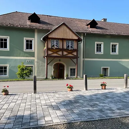 Park Apartmanhaz - Kertes Haz A Park Mellett Gyoenyoeru Kilatassal * Murau
