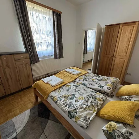 Park Apartmanhaz - Kertes Haz A Park Mellett Gyoenyoeru Kilatassal * Murau