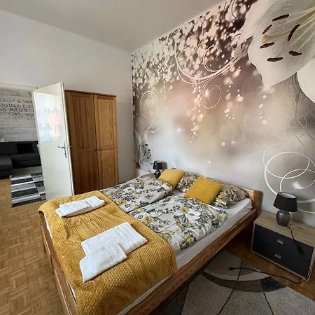 Park Apartmanhaz - Kertes Haz A Park Mellett Gyoenyoeru Kilatassal