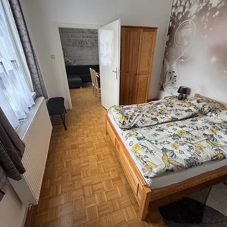 Park Apartmanhaz - Kertes Haz A Park Mellett Gyoenyoeru Kilatassal * Murau