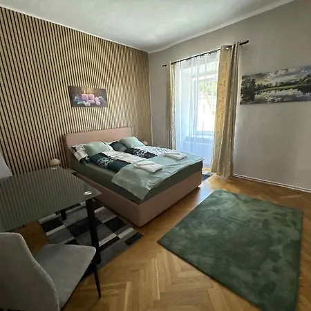 Park Apartmanhaz - Kertes Haz A Park Mellett Gyoenyoeru Kilatassal Apartment
