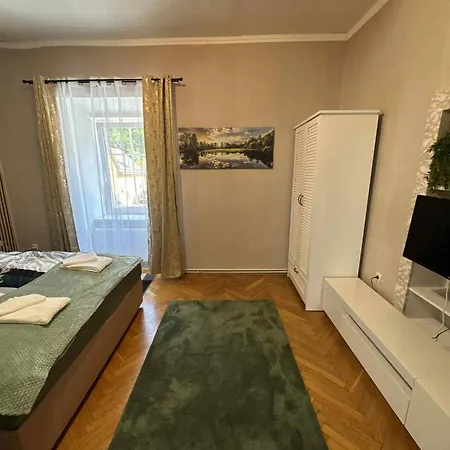Park Apartmanhaz - Kertes Haz A Park Mellett Gyoenyoeru Kilatassal *