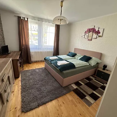 Park Apartmanhaz - Kertes Haz A Park Mellett Gyoenyoeru Kilatassal Apartment *