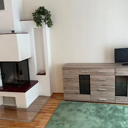 Park Apartmanhaz - Kertes Haz A Park Mellett Gyoenyoeru Kilatassal * Murau
