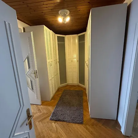 Park Apartmanhaz - Kertes Haz A Park Mellett Gyoenyoeru Kilatassal Apartment *