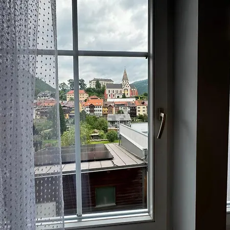 Park Kertes Haz A Park Mellett Gyoenyoeru Kilatassal Dog Friendly Garden House With A Wonderful View Next To The Park Apartment