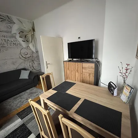 Apartment Park Kertes Haz Koezpontjaban Gyoenyoeru Kilatassal Dog Friendly Garden House With A Wonderful View In Centre