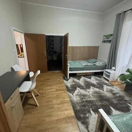 Lejlighed Park Kertes Haz A Park Mellett Gyoenyoeru Kilatassal Dog Friendly Garden House With A Wonderful View Next To The Park