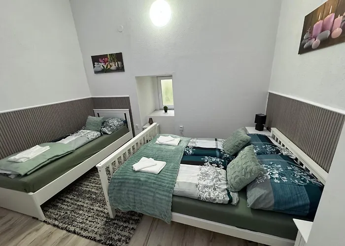 Park Kertes Haz A Park Mellett Gyoenyoeru Kilatassal Dog Friendly Garden House With A Wonderful View Next To The Park