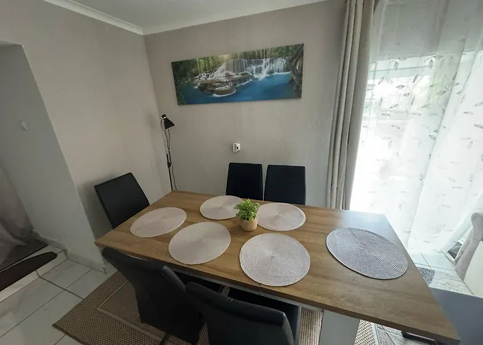 Park Kertes Haz A Park Mellett Gyoenyoeru Kilatassal Dog Friendly Garden House With A Wonderful View Next To The Park Διαμέρισμα