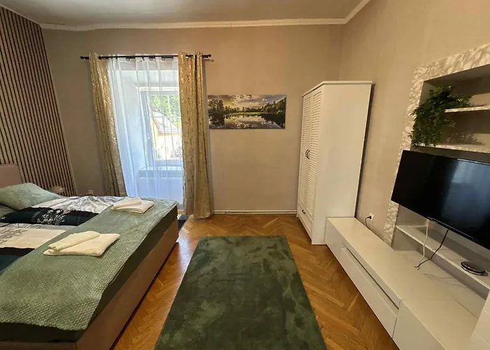 Park Kertes Haz A Park Mellett Gyoenyoeru Kilatassal Dog Friendly Garden House With A Wonderful View Next To The Park *