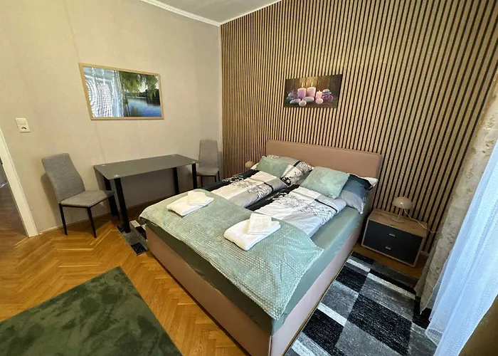 Διαμέρισμα Park Kertes Haz A Park Mellett Gyoenyoeru Kilatassal Dog Friendly Garden House With A Wonderful View Next To The Park