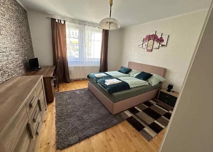 Park Kertes Haz A Park Mellett Gyoenyoeru Kilatassal Dog Friendly Garden House With A Wonderful View Next To The Park Διαμέρισμα *