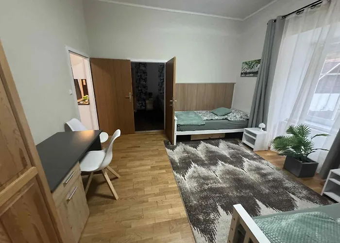 Διαμέρισμα Park Kertes Haz A Park Mellett Gyoenyoeru Kilatassal Dog Friendly Garden House With A Wonderful View Next To The Park